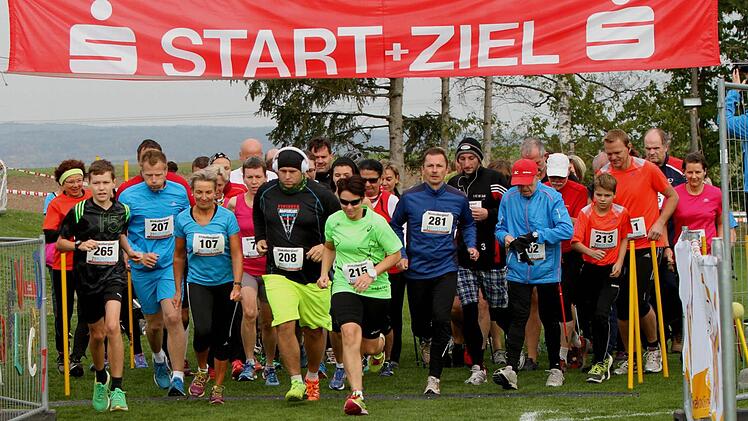 Start der Hobbyläufer über 6,2 Kilometer mit den Siegern bei den Männern Jan Wolderich (207) Paul Schlund (265) und Jakob Ament (213) sowie der Siegerin Katja Zapf (216).