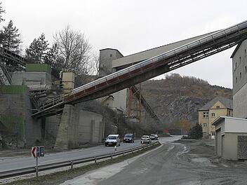 Schwerlastkräne werden am 21. November das untere Förderband abheben. Weichen muss auch der massive Betonpfeiler (vorne links) der direkt neben der Bundesstraße B 289 steht. Zudem wird bald das ehemalige Betriebsgebäude (hinten rechts) der Vergangenheit angehören.Foto: Klaus-Peter Müller