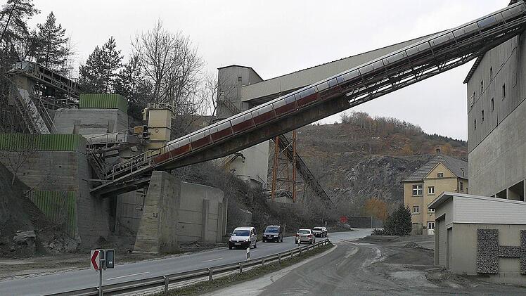 Schwerlastkräne werden am 21. November das untere Förderband abheben. Weichen muss auch der massive Betonpfeiler (vorne links) der direkt neben der Bundesstraße B 289 steht. Zudem wird bald das ehemalige Betriebsgebäude (hinten rechts) der Vergangenheit angehören.Foto: Klaus-Peter Müller