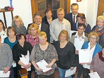 Unser Bild zeigt die für langjährige Treue geehrten BRK-Mitarbeiter zusammen mit Kreisvorsitzendem Landrat Klaus Peter Söllner (hinten, Vierter von links) und Kreisgeschäftsführer Jürgen Dippold (hinten, Fünfter von rechts). Foto: Klaus-Peter Wulf