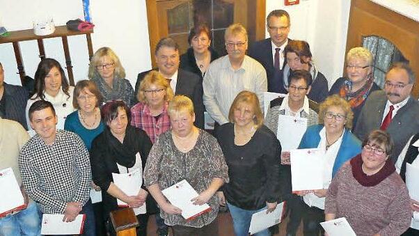Unser Bild zeigt die für langjährige Treue geehrten BRK-Mitarbeiter zusammen mit Kreisvorsitzendem Landrat Klaus Peter Söllner (hinten, Vierter von links) und Kreisgeschäftsführer Jürgen Dippold (hinten, Fünfter von rechts). Foto: Klaus-Peter Wulf