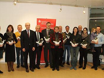 Christrosen waren das Symbol für die Förderung aus der Kulturstiftung der Sparkasse Ostunterfranken und des Landkreises Haßberge, die zahlreiche Kulturträger aus dem Landkreis kurz vor Weihnachten aus den Händen von Sparkassen-Vorstandsmitglied Andreas Linder (rechts) und Landrat Wilhelm Schneider (Vierter von links) entgegennahmen.  Foto: Sabine Weinbeer