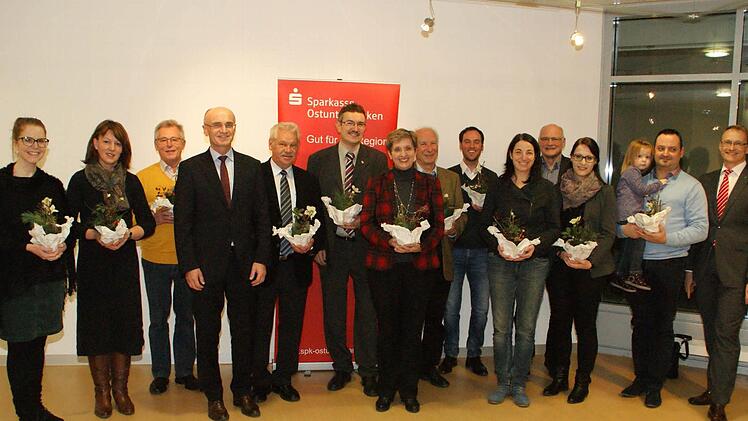 Christrosen waren das Symbol für die Förderung aus der Kulturstiftung der Sparkasse Ostunterfranken und des Landkreises Haßberge, die zahlreiche Kulturträger aus dem Landkreis kurz vor Weihnachten aus den Händen von Sparkassen-Vorstandsmitglied Andreas Linder (rechts) und Landrat Wilhelm Schneider (Vierter von links) entgegennahmen.  Foto: Sabine Weinbeer
