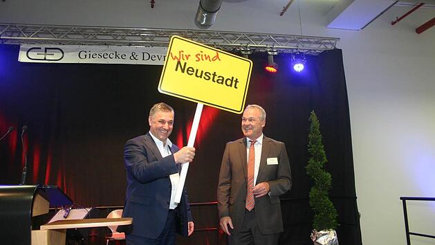 Mit einem sichtbaren Symbol sagte Oberbürgermeister Frank Rebhan (rechts) Dank an Geschäftsführer Stefan Auerbach für das Bekenntnis zu Neustadt.  Foto: Martin Rebhahn