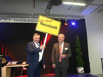 Mit einem sichtbaren Symbol sagte Oberbürgermeister Frank Rebhan (rechts) Dank an Geschäftsführer Stefan Auerbach für das Bekenntnis zu Neustadt.  Foto: Martin Rebhahn