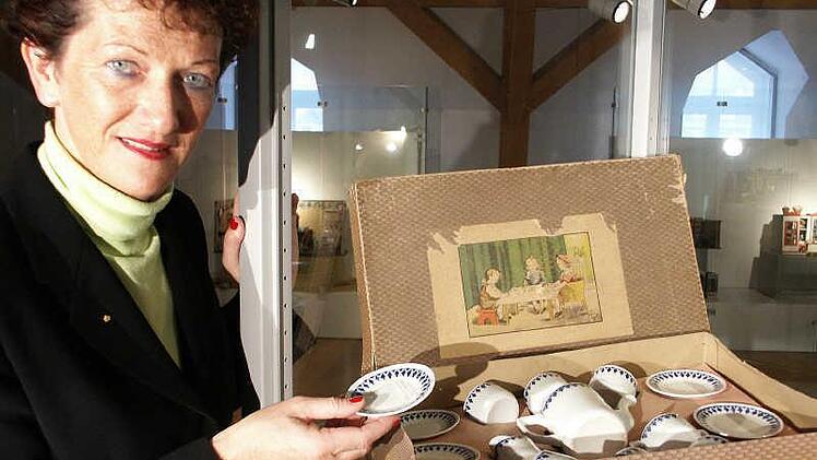 Inge Aures und ihre kleinen Welten: Sie sammelt historische Puppenstuben, Puppenküchen und Kaufläden. Das Rauensteiner Porzellan von 1845 ist "eine ausgesprochene Rarität". Foto: Stephan Tiroch