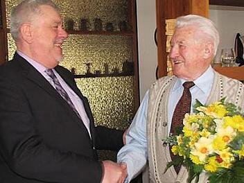 OB Norbert Tessmer gratulierte am Sonntag seinem früheren Arbeitskollegen Heinrich Baumann zu dessen 90. Geburtstag.  Foto: Martin Koch