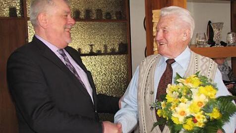 OB Norbert Tessmer gratulierte am Sonntag seinem früheren Arbeitskollegen Heinrich Baumann zu dessen 90. Geburtstag.  Foto: Martin Koch