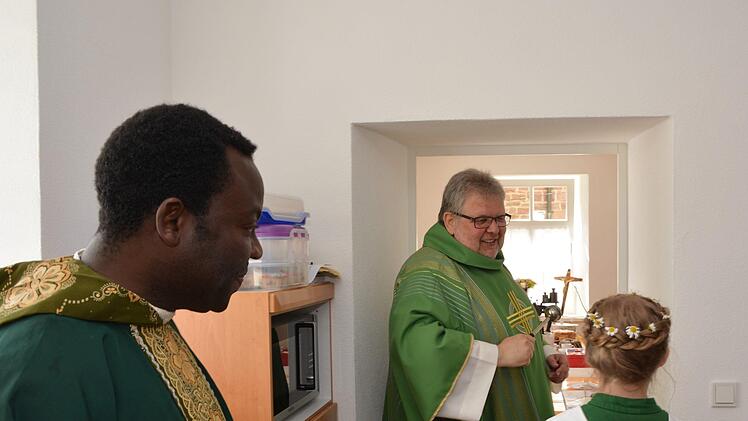 Blaise Okapanachi (links) war bei der Einweihung der Alten Schule durch Domkapitular Dietrich Seidel auch dabei. Foto: Björn Hein