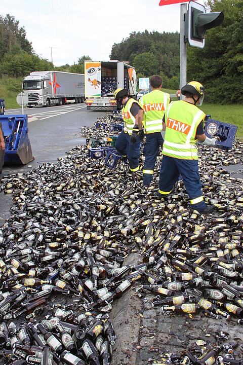 Landkreis Kulmbach: Bierlaster verliert Ladung auf B85