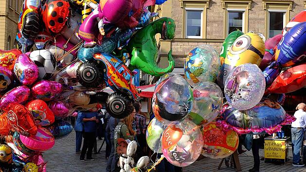F&uuml;r die kleinen Kinder sind die am Himmel schwebenden Luftballons am faszinierendsten beim Michaelsmarkt in Hammelburg. Foto: Gerd Schaar