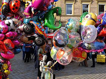 Für die kleinen Kinder sind die am Himmel schwebenden Luftballons am faszinierendsten beim Michaelsmarkt in Hammelburg. Foto: Gerd Schaar