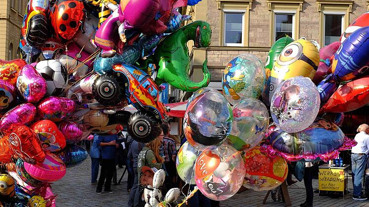 Für die kleinen Kinder sind die am Himmel schwebenden Luftballons am faszinierendsten beim Michaelsmarkt in Hammelburg. Foto: Gerd Schaar