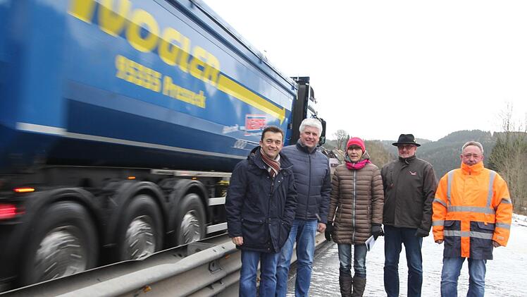 Kollektive Freude darüber, dass der erste Teil der Bauarbeiten beendet ist. Von links: Bürgermeister Jens Korn, Projektleiter Horst Moser, Ute Becker (Abteilungsleiterin Brückenbau), Matthias Daum (Bauaufseher) und Klaus Rohleder (Baufirma Roh-Bau). Foto: Marian Hamacher