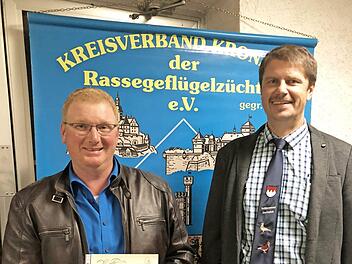 Mit der silbernen Ehrennadel des Bundes Deutscher Rassegeflügelzüchter wurde Markus Appel (links) durch den Kreisvorsitzenden Klaus Ruppert ausgezeichnet. Foto: Marco Oßmann