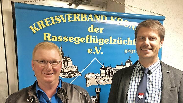 Mit der silbernen Ehrennadel des Bundes Deutscher Rassegeflügelzüchter wurde Markus Appel (links) durch den Kreisvorsitzenden Klaus Ruppert ausgezeichnet. Foto: Marco Oßmann