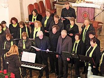 Der Thurnauer Gospelchor unter der Leitung von Iris Meier regte zum Mitsingen an. Fotos: Katharina Müller-Sanke