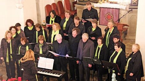 Der Thurnauer Gospelchor unter der Leitung von Iris Meier regte zum Mitsingen an. Fotos: Katharina Müller-Sanke