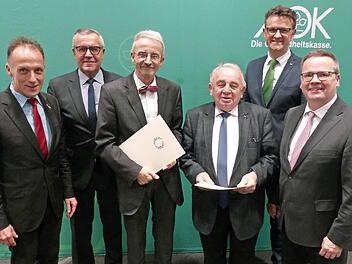 Ehrung für das Engagement in der Selbstverwaltung (von links): Beirat und Verwaltungsratsmitglied Mathias Eckardt, Beiratsvorsitzender Jürgen Apfel, Wolfram Salzer und Heinz Hausmann, Direktor Christian Grebner und der stellvertretende Vorstandsvorsitzende Hubertus Räde.