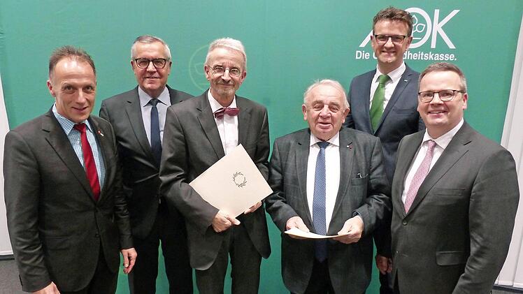 Ehrung für das Engagement in der Selbstverwaltung (von links): Beirat und Verwaltungsratsmitglied Mathias Eckardt, Beiratsvorsitzender Jürgen Apfel, Wolfram Salzer und Heinz Hausmann, Direktor Christian Grebner und der stellvertretende Vorstandsvorsitzende Hubertus Räde.