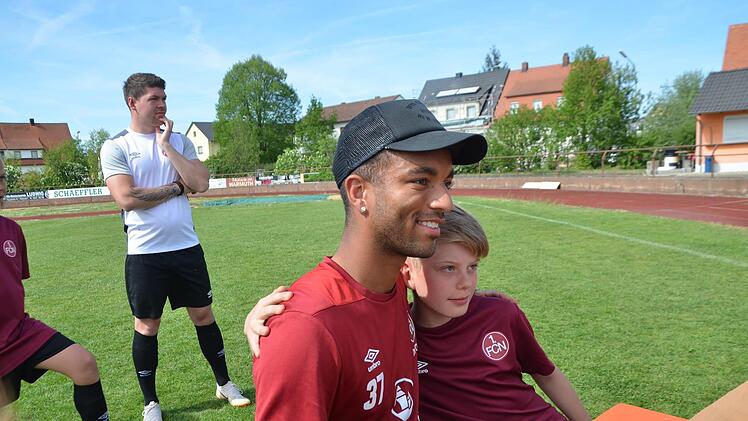 Ebenso gefragt wie sein Autogramm: Das Erinnerungsbild mit Timmy,
