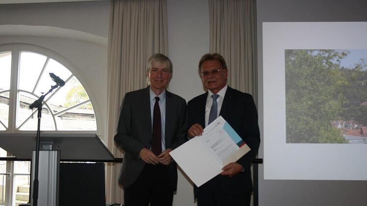 Oberfrankens Regierungs-Vizepräsident Thomas Engel überreicht Bürgermeister Wolfgang Beiergrößlein den Förderbescheid. Foto: Maria Löffler