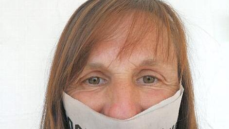 Eine Maske aus der Tageszeitung. Foto: Maria Klausmann