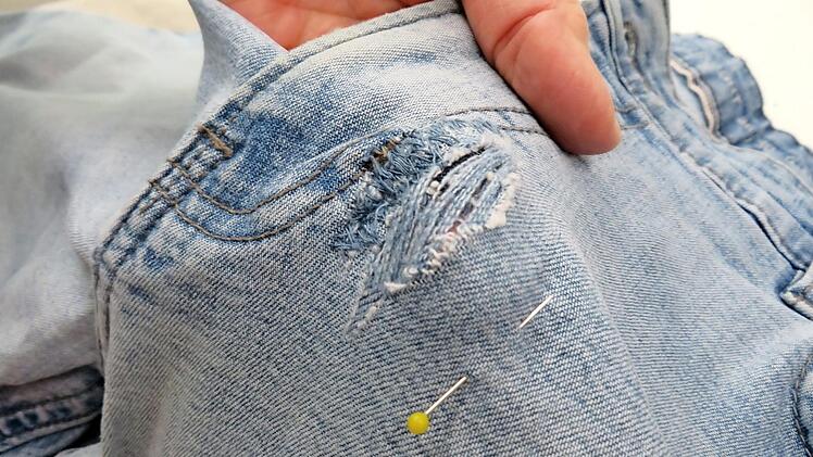 Handwerklich geschickt unterlegen und versteppen: Diese Herrenjeans kann gut repariert werden.