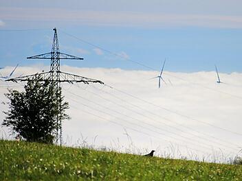 Von der Platzer Kuppe aus bietet sich der Blick auf Windkraftanlagen im Nebel.  45 Windräder sind im Landkreis Bad Kissingen in Betrieb oder geplant, etwa 50 weitere werden laut Fell noch benötigt.