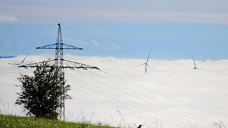 Von der Platzer Kuppe aus bietet sich der Blick auf Windkraftanlagen im Nebel.  45 Windräder sind im Landkreis Bad Kissingen in Betrieb oder geplant, etwa 50 weitere werden laut Fell noch benötigt.