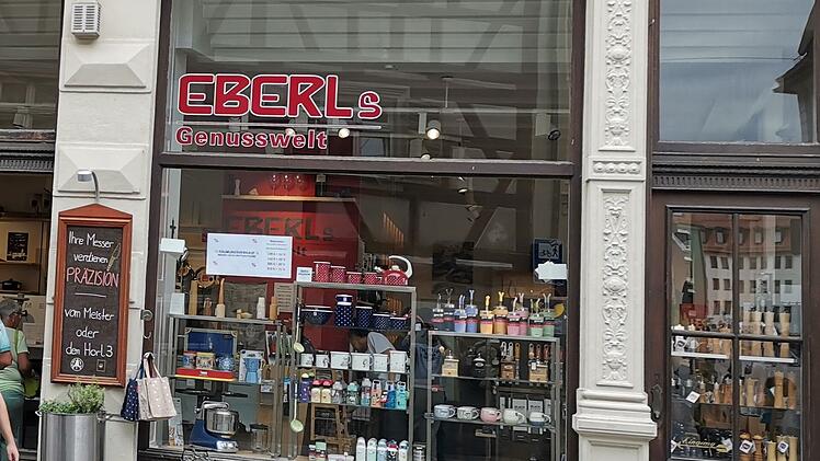 Ein Geschäft in der Bamberger Altstadt heißt "EBERLs Genusswelt". Es zeigt Küchenartikel im Schaufenster. Eine Tafel wirbt für Messerpräzision. Geschäft schließt diesen Monat.