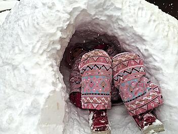 Kind liegt in der Kita St. Josef im gebauten Iglu.