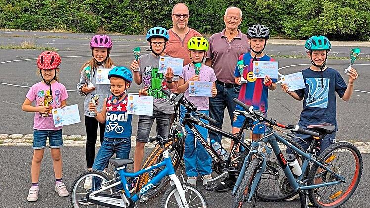 Einen spannenden Fahrradwettbewerb organisierte der ADAC. Unser Foto zeigt die Gewinner.J&uuml;rgen M&uuml;ller
