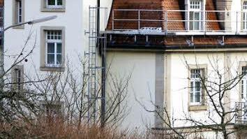 Nicht schön, aber nötig: Die Villa Schwan ist in Sachen Brandschutz schon gut ausgerüstet.  Foto: Ralf Ruppert