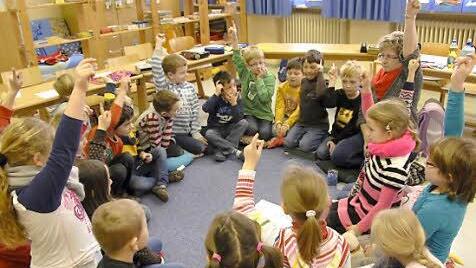 Der Unterricht in der Ziegelhüttener Kombi-Klasse 3/4 spielt sich nicht nur an der Tafel ab. Der Aufmerksamkeit schadet das nicht, ganz im Gegenteil, so die Erfahrung der Klassenlehrerin Sonja Dressendörfer.