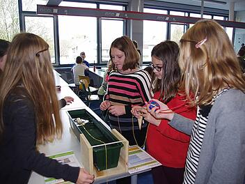 Paula, Michelle, Alexa, Nele und Lilli lassen Holzkörper um die Wette schwimmen. Foto: Heike Schülein