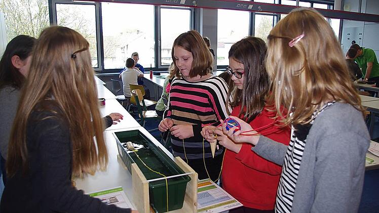 Paula, Michelle, Alexa, Nele und Lilli lassen Holzkörper um die Wette schwimmen. Foto: Heike Schülein