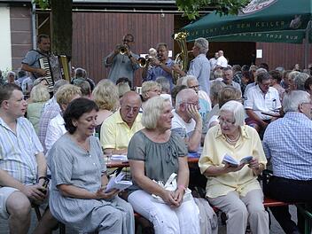 Die Bergmusikanten Waldfenster entpuppten sich beim Saale-Musicum in Elfershausen mit ihrem Open-Air-Wirtshaussingen als Besuchermagnet. Foto: Winfried Ehling