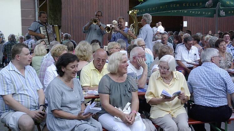 Die Bergmusikanten Waldfenster entpuppten sich beim Saale-Musicum in Elfershausen mit ihrem Open-Air-Wirtshaussingen als Besuchermagnet. Foto: Winfried Ehling