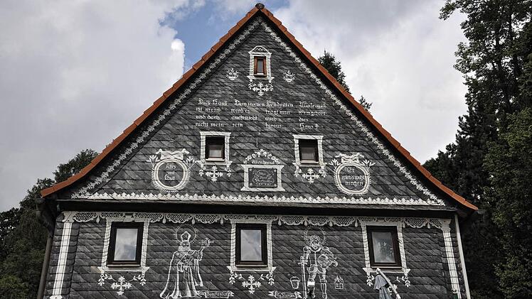 Sehenswert ist dieses reich verzierte Schieferhaus in Oberfüllbach.