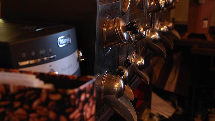 Rainer Bühner ist der wohl einzige Kaffee-Röster in der Rhön. Am "Tag des Kaffees" erklärt er, wie guter Kaffee schmecken muss. Foto: Carmen Schmitt