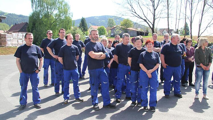 Auch die Delfingen-Mitarbeiter waren bei der Einweihung der neuen Halle zugegen. Foto: Sonny Adam