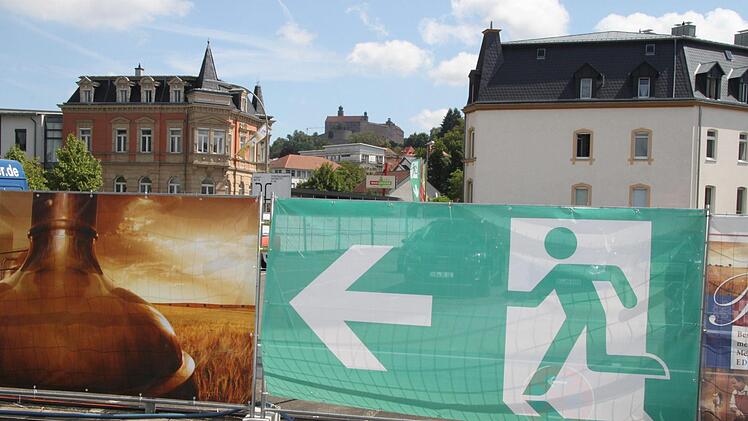 Direkt hinter den Absperrungen des Festgeländes leben die ersten Anwohner.  Foto: Andreas Schmitt