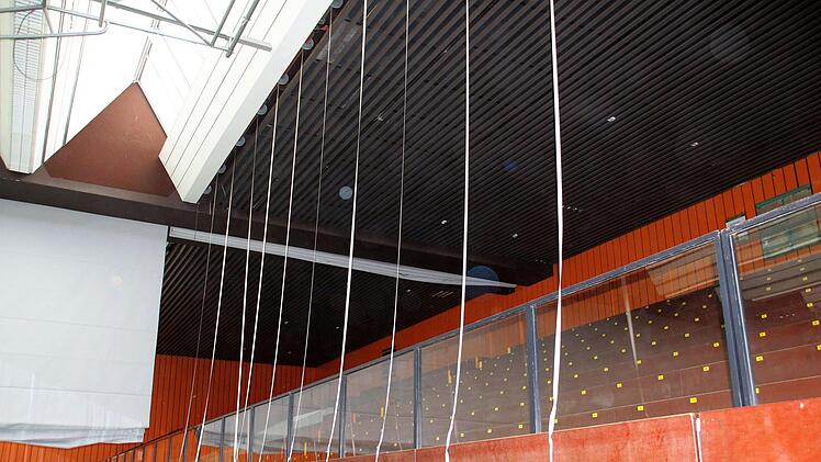 Ein letzter Rundgang durch die alte Dreifachsporthalle: Im Inneren ist der Abriss schon im Gange.Foto: Ulrike Nauer