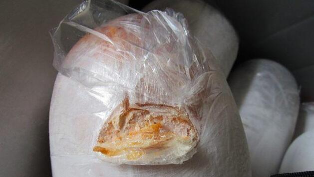 Da kommt das Fleisch schon aus der Verpackung. Die oberfr&auml;nkische Polizei hat Gammel-D&ouml;nerspie&szlig;e beschlagnahmt. Fotos: Polizei Selb