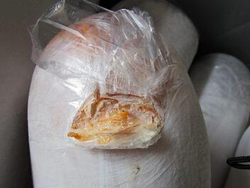 Da kommt das Fleisch schon aus der Verpackung. Die oberfr&auml;nkische Polizei hat Gammel-D&ouml;nerspie&szlig;e beschlagnahmt. Fotos: Polizei Selb