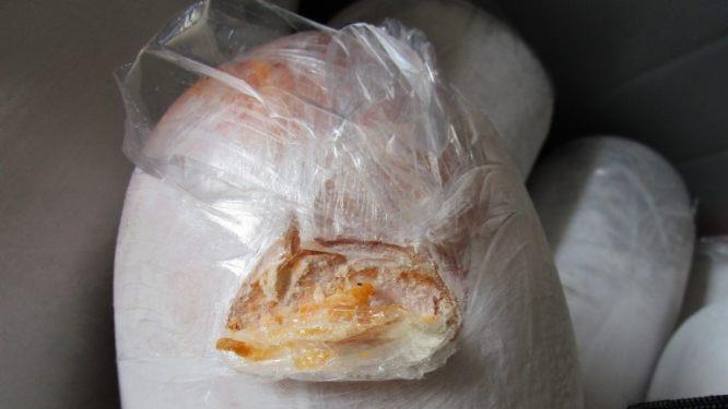 Da kommt das Fleisch schon aus der Verpackung. Die oberfr&auml;nkische Polizei hat Gammel-D&ouml;nerspie&szlig;e beschlagnahmt. Fotos: Polizei Selb