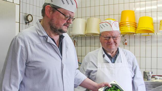 Mittlerweile geh&ouml;rt die B&auml;rwurzbratwurst fest zum Arnikafest in Teuschnitz. Der Erfinder Helmut Wagner (links) ist stolz darauf, dass diese Spezialit&auml;t gut ankommt. Mit im Bild Vater Max Foto: Veronika Schadeck