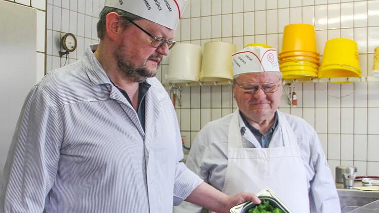 Mittlerweile gehört die Bärwurzbratwurst fest zum Arnikafest in Teuschnitz. Der Erfinder Helmut Wagner (links) ist stolz darauf, dass diese Spezialität gut ankommt. Mit im Bild Vater Max Foto: Veronika Schadeck
