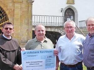 Bei der Spendenübergabe (v. l.) vor der Klosterkirche: Pfarrer Flavian Michali, Uwe Haase, Bernhard Haas und Georg Lang.  Foto: Thomas Weichert